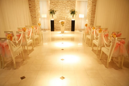 誰もいないチャペルに彼女を連れて行き、格好良くプロポーズを決めちゃいましょう