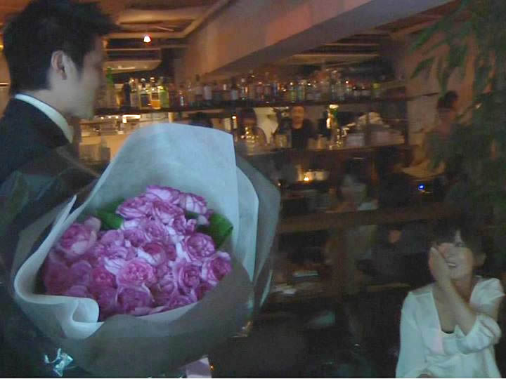 花束を抱えた彼氏が登場！