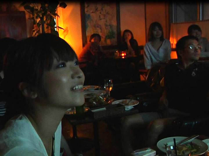 スクリーンに注目する彼女さん